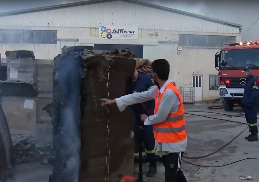 Ασπρόπυργος: Βελτιωμένη η εικόνα της φωτιάς σε υπαίθριο χώρο ανακύκλωσης