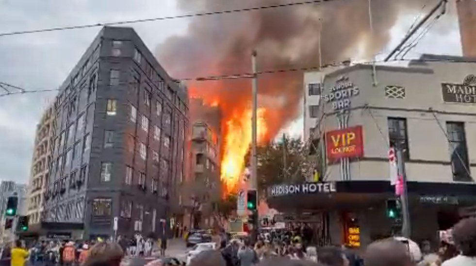 Αυστραλία: Μεγάλη φωτιά σε επταώροφο κτίριο στο Σίδνεϊ (Videos)