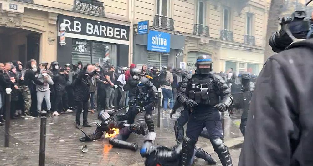 Γαλλία – Εργατική Πρωτομαγιά: Η στιγμή που στολή αστυνομικού πήρε φωτιά στα βίαια επεισόδια (Video)