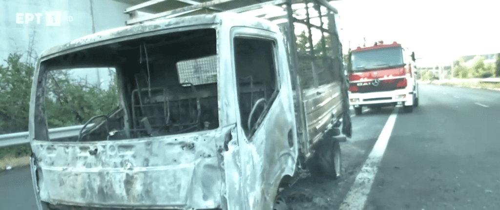 Φωτιά ξέσπασε σε όχημα εν κινήσει στη λεωφόρο Κύμης – Σώος ο οδηγός
