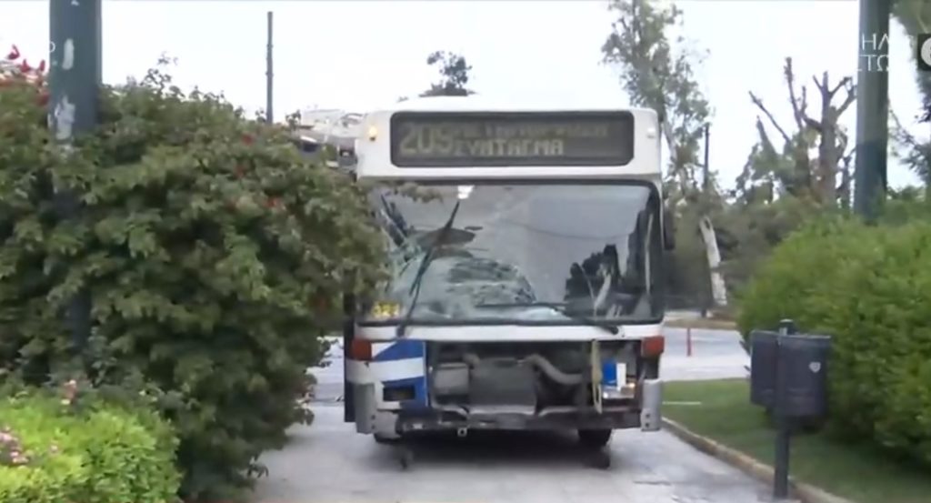 Τροχαίο με λεωφορείο και μοτοσικλέτα στην Αρδηττού – Ένας νεκρός (Video)