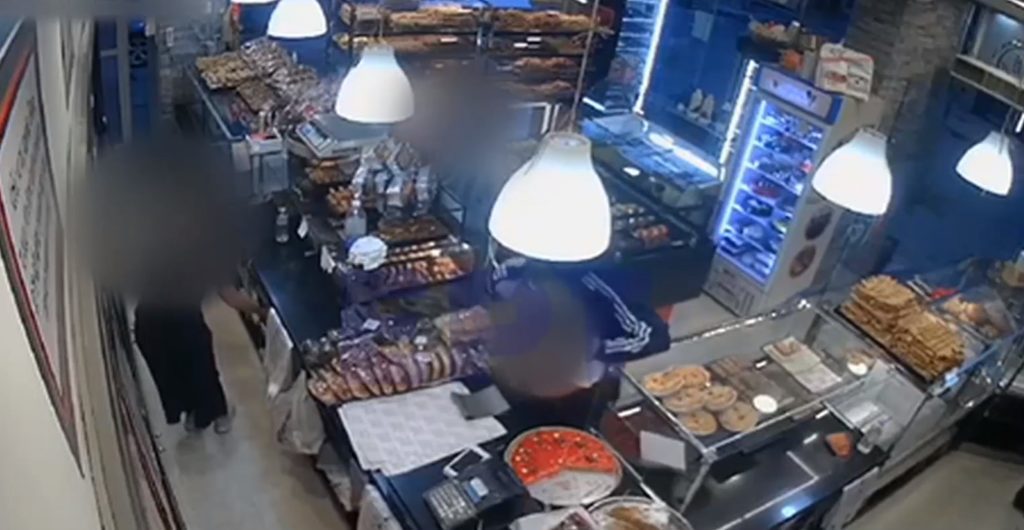 Ληστεία σε φούρνο στα Βόρεια Προάστια – Απείλησε την υπάλληλο με όπλο (Video)