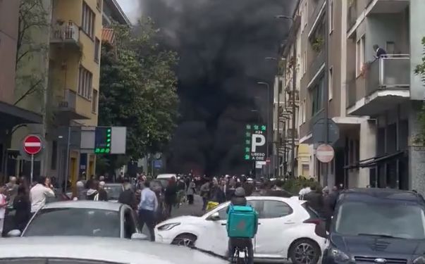 Ιταλία: Έκρηξη στο κέντρο του Μιλάνου – Αυτοκίνητα τυλίχτηκαν στις φλόγες (Video)