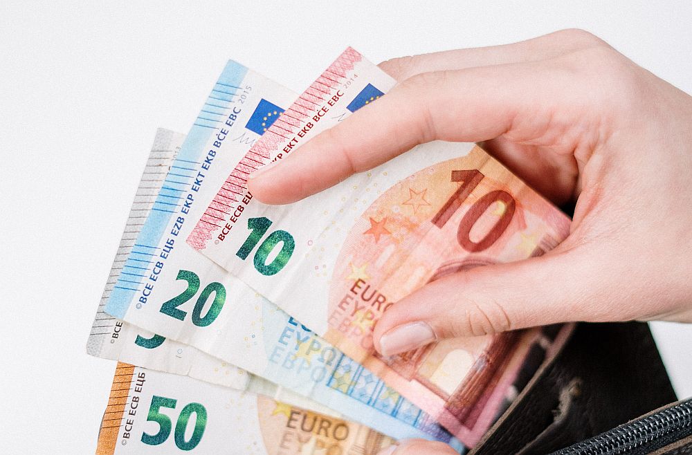 Μαθητές βρήκαν πορτοφόλι με 720 ευρώ και το παρέδωσαν – Τους βράβευσαν (Video)