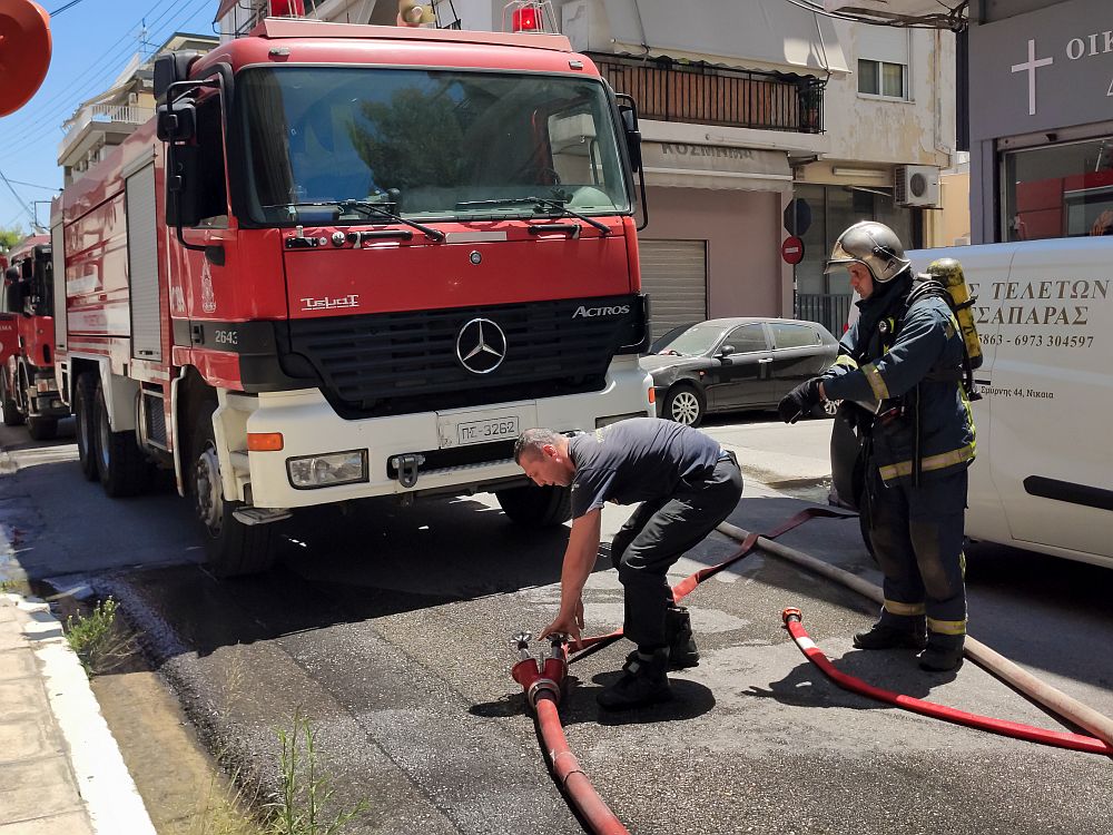 Συναγερμός για φωτιά σε κτίριο στο Μεταξουργείο (Video)