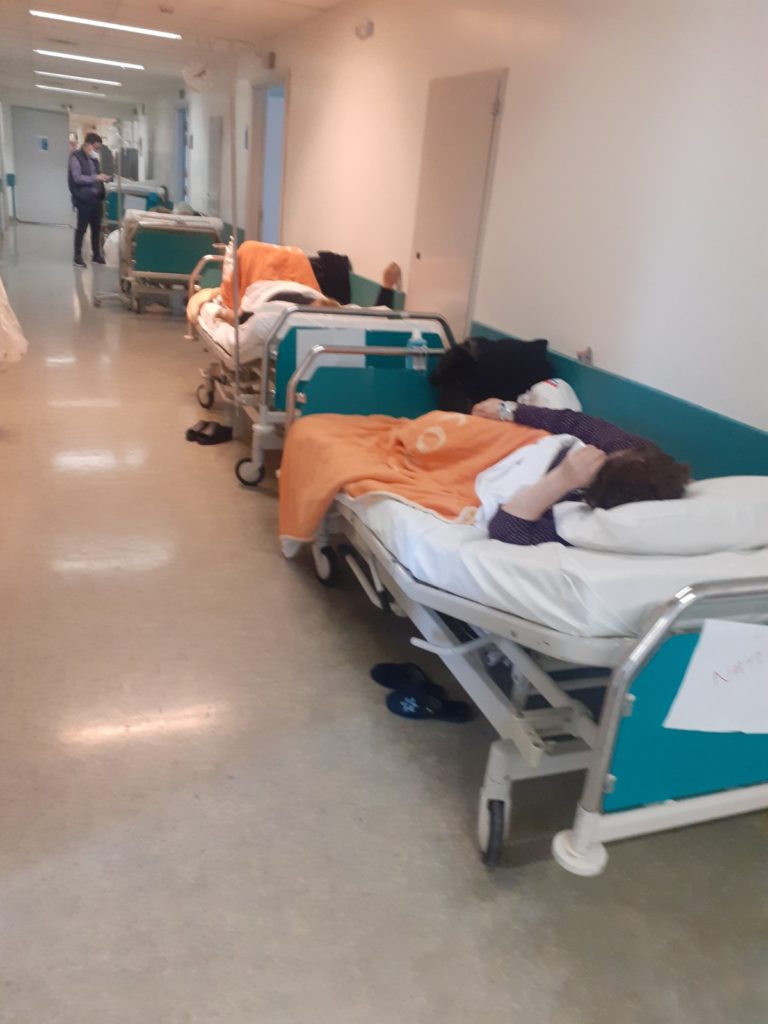 Τραγικές εικόνες στα νοσοκομεία με ράντζα στους διαδρόμους