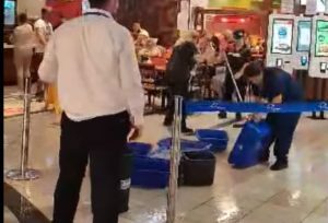 Πλημμύρισε το αεροδρόμιο στη Ρόδο &#8211; Μάζευαν το νερό της βροχής με κουβάδες (Video)