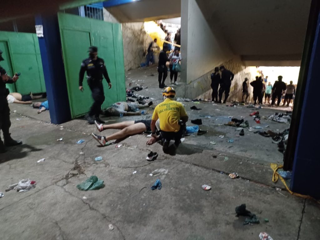 Ελ Σαλβαδόρ: 12 νεκροί, πάνω από 100 τραυματίες – Ποδοπατήθηκαν σε γήπεδο (photo/video)