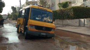 Πόρτο Ράφτη: Σχολικό λεωφορείο έπεσε σε λακκούβα και&#8230; έμεινε εκεί &#8211; Χρειάστηκε να ρυμουλκηθεί (Photo)