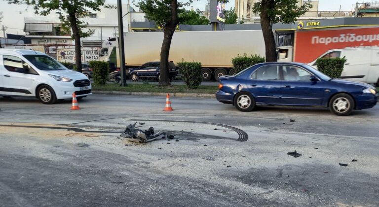 Τροχαίο με ελαφρά τραυματία αστυνομικό στη λεωφόρο Αθηνών – ΙΧ «καρφώθηκε» σε περιπολικό