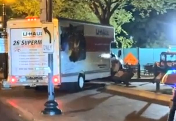ΗΠΑ: Φορτηγό έπεσε σε μπάρες ασφαλείας κοντά στον Λευκό Οίκο – Συνελήφθη ο οδηγός (Video)