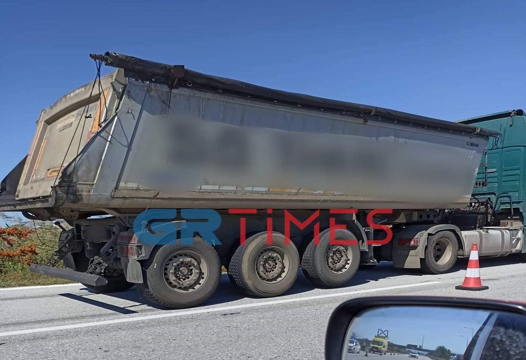 Τραγωδία στη Θεσσαλονίκη – Νεκρός οδηγός που παρασύρθηκε από την καρότσα του φορτηγού του