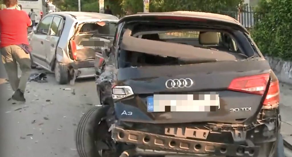 Θεσσαλονίκη: Λεωφορείο έπεσε πάνω σε σταθμευμένα αυτοκίνητα – Σοβαρές υλικές ζημιές (Video)