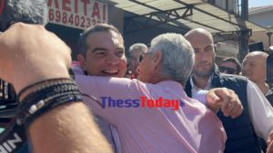 Θερμή υποδοχή με λουλούδια και αγκαλιές στον Αλέξη Τσίπρα στη δημοτική αγορά Λαγκαδά (Photos &#8211; Video)