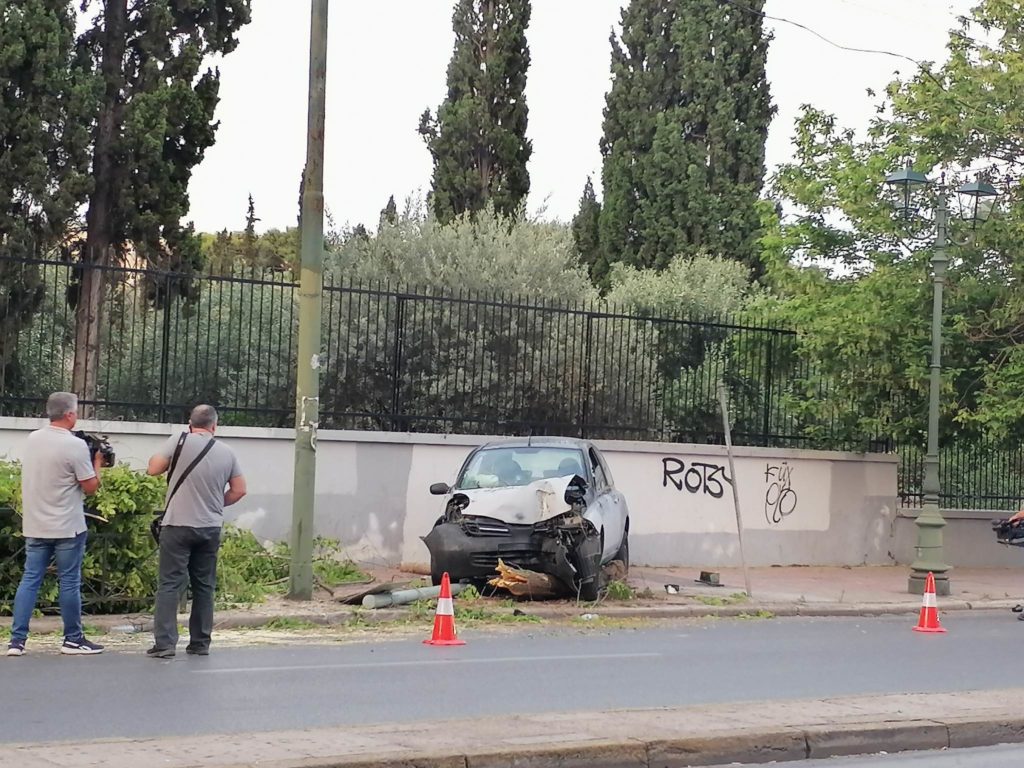 Τροχαίο στην Πειραιώς: ΙΧ έπεσε σε δέντρο μετά από καταδίωξη – Μετ’ εμποδίων η κυκλοφορία (Photos)