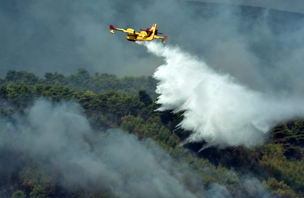 Φωτιά στον Ασπρόπυργο – Σηκώθηκαν εναέρια πυροσβεστικά μέσα