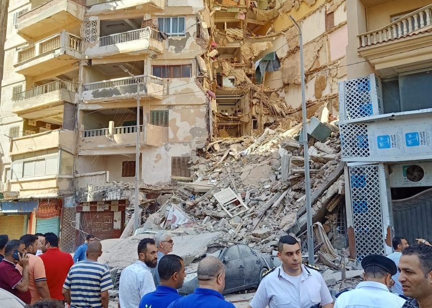 Αίγυπτος: Κατέρρευσε κτίριο 13 ορόφων στην Αλεξάνδρεια – Αναφορές για εγκλωβισμένους