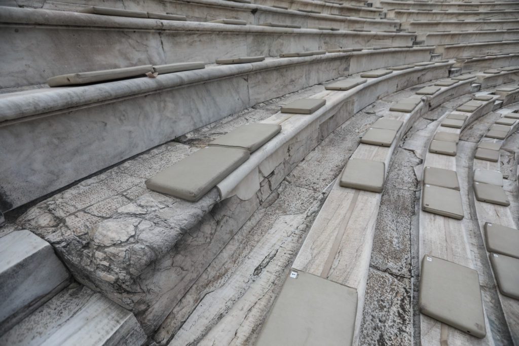 Αιχμηρή ανάρτηση Τζωρτζάκη: Εκδήλωση για να παρελάσουν… τσαντάκια και σκουλαρίκια στο Ωδείο Ηρώδου Αττικού