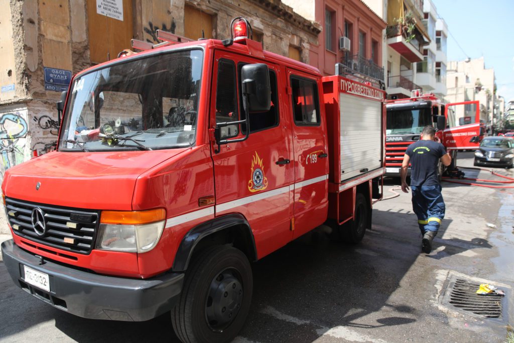 Φωτιά στη Βάρη – Ξεκίνησε από κεραυνό