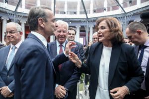 Τι&#8230; ψιθύρισε η Ντόρα Μπακογιάννη στον Κυριάκο Μητσοτάκη στα Χανιά (Video)