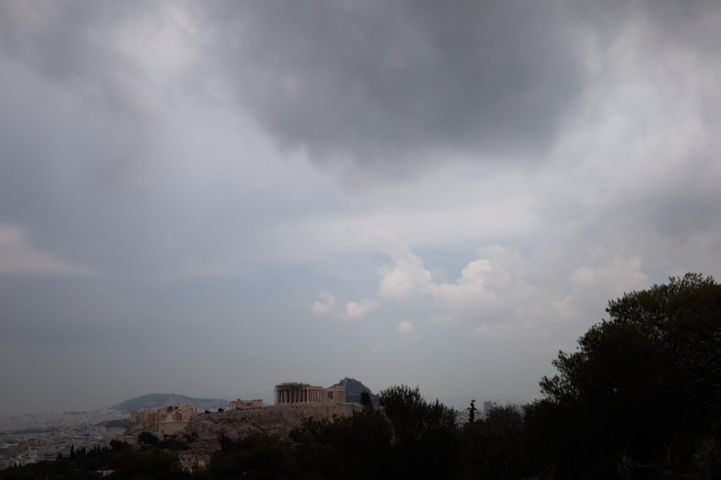 Καιρός: Αίθριος με «30άρια» την Παρασκευή – Έρχονται καταιγίδες το Σαββατοκύριακο