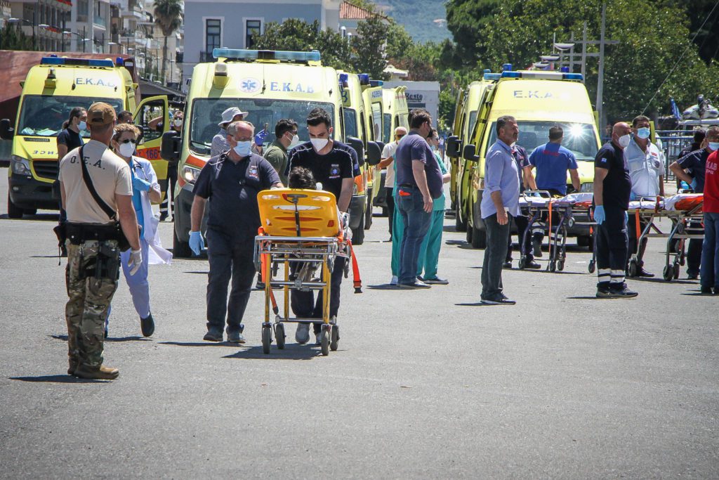 Πύλος: Συγκινητική μαρτυρία γιατρού – «Στέλνουν φωτογραφίες και με ρωτούν εάν είδα τους συγγενείς τους» (Video)