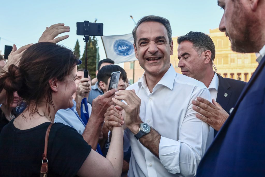 Με αλαζονεία, εξυπνακισμούς και κινδυνολογία έκλεισε την προεκλογική του εκστρατεία ο Μητσοτάκης