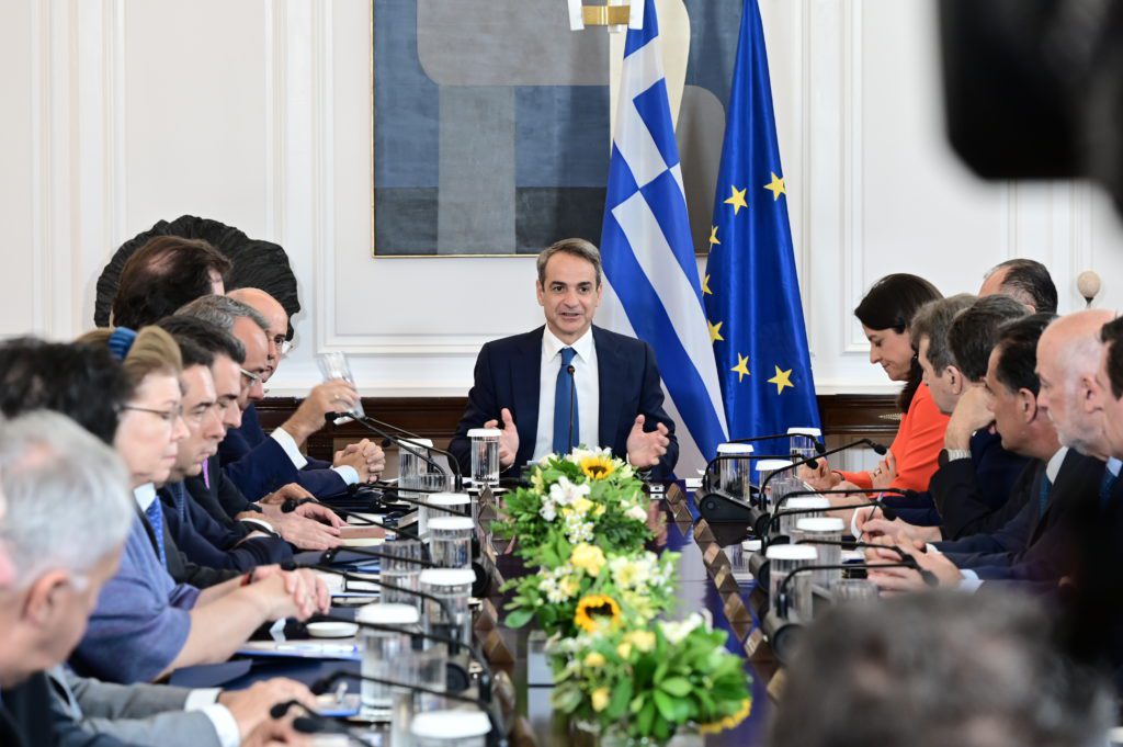 ΣΥΡΙΖΑ: Ξεδιπλώνεται η κρυφή ατζέντα της ΝΔ  στην Υγεία – Ο Μητσοτάκης απέκλεισε νέες προσλήψεις στο ΕΚΑΒ