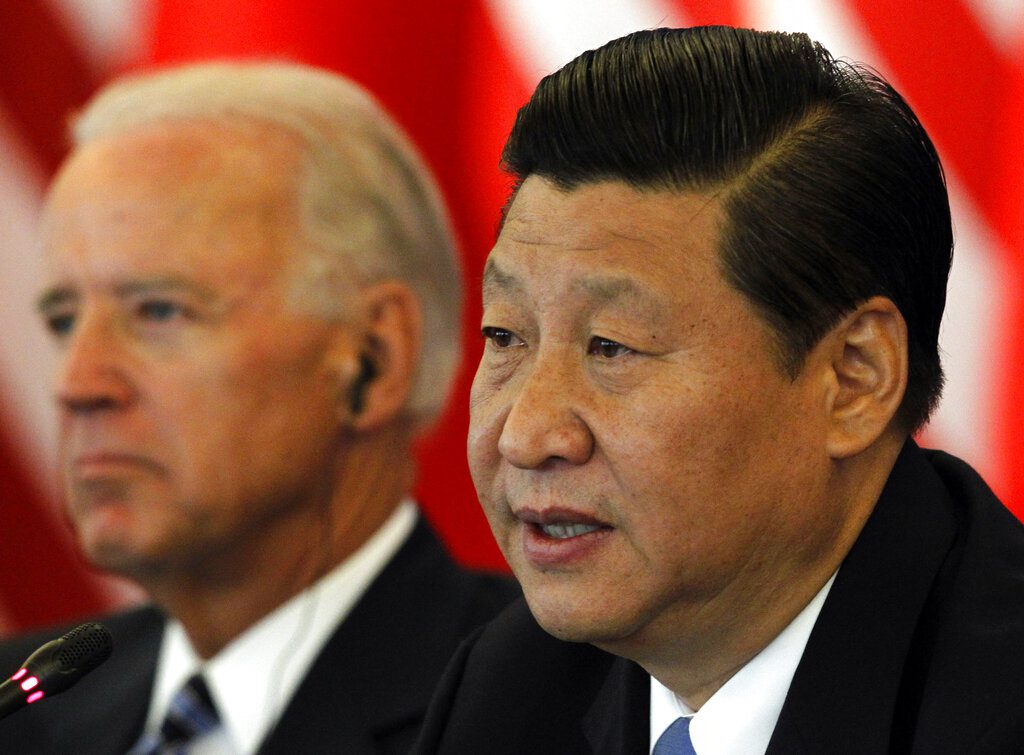 Για «σθεναρή απάντηση» στα σχόλια του Μπάιντεν για τον Σι Τζινπίνγκ προειδοποιεί το Πεκίνο