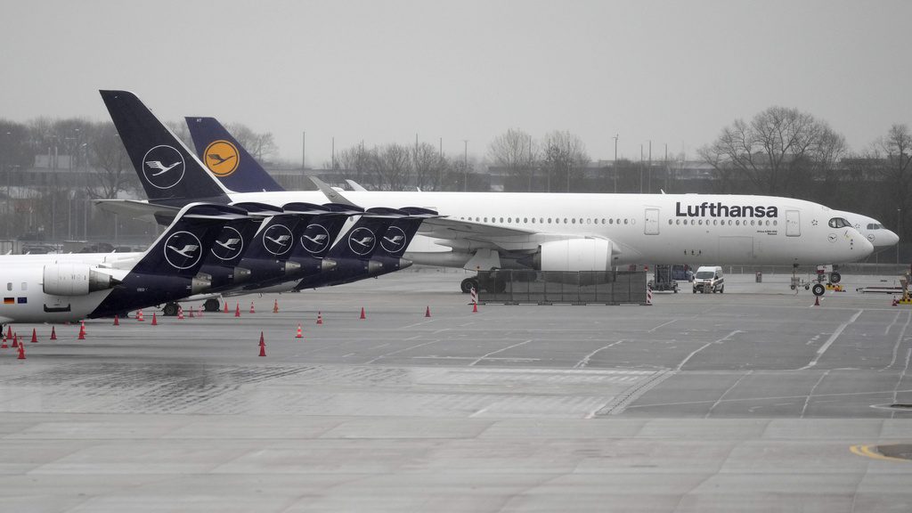 Γερμανία: Πανικός σε πτήση της Lufthansa – Γδύθηκε μέσα στο αεροσκάφος και δάγκωσε αστυνομικό