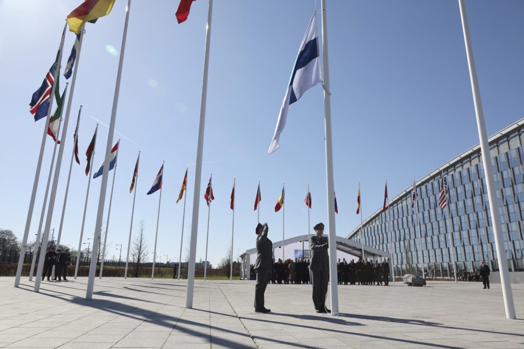 NATO: Η Φινλανδία ολοκλήρωσε την ένταξη της στη στρατιωτική πτέρυγα