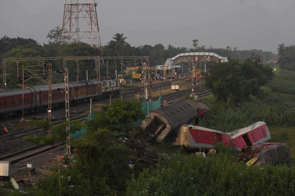 Ινδία: Επανεκκίνηση δρομολογίων μετά τη σιδηροδρομική τραγωδία