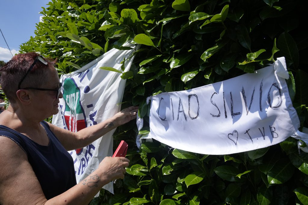 «Η Ιταλία χωρίς τον Σίλβιο»: Πώς αποχαιρετά ο διεθνής Τύπος τον Μπερλουσκόνι