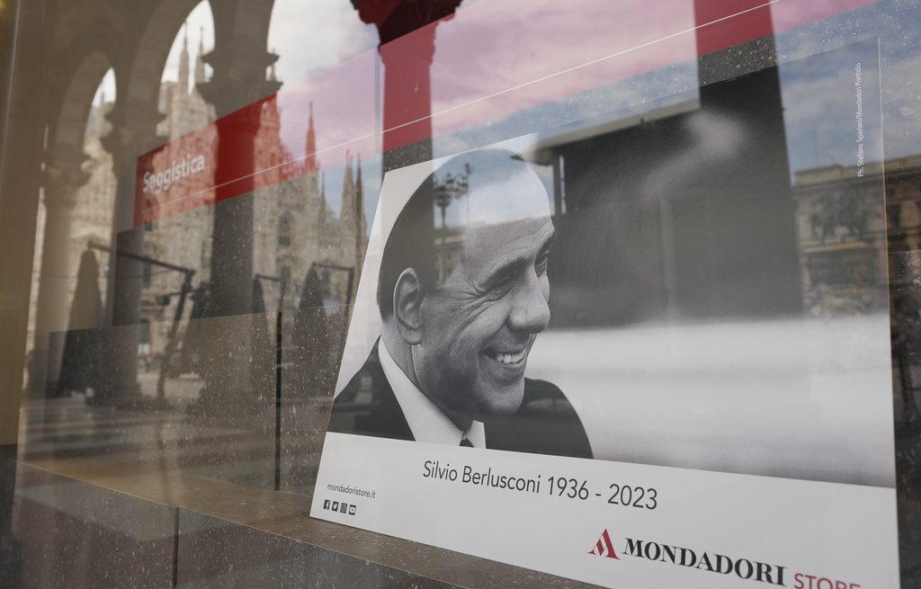 Η Ιταλία αποχαιρετά τον Μπερλουσκόνι: Άρχισε η προσέλευση πολιτών για την κηδεία (LIVE)