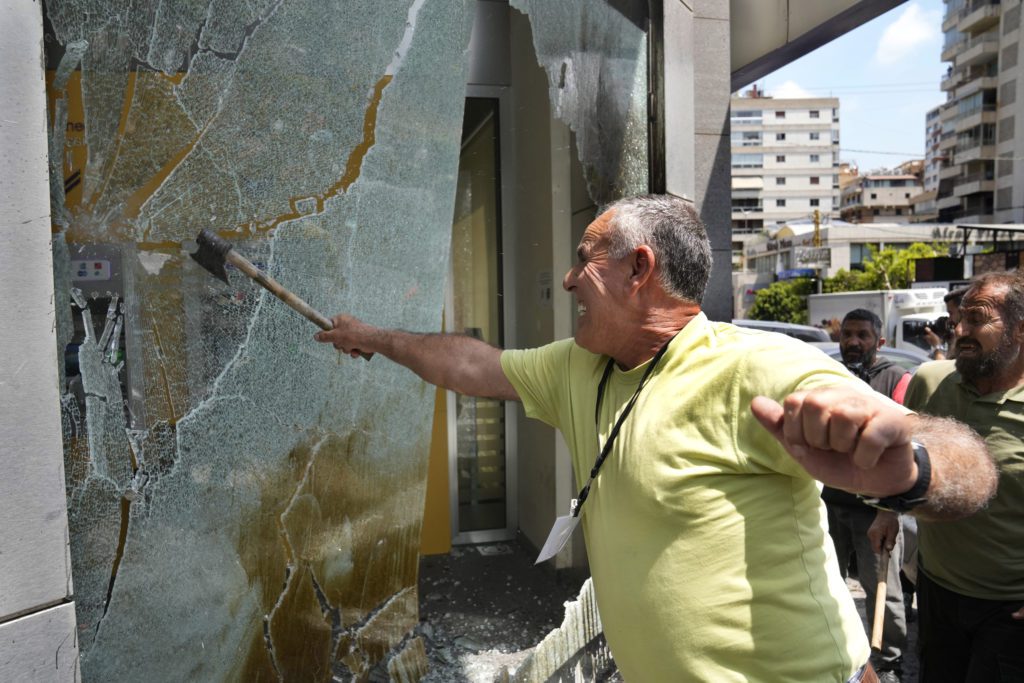 Λίβανος: Επιθέσεις οργισμένων διαδηλωτών σε τράπεζες (Videos)