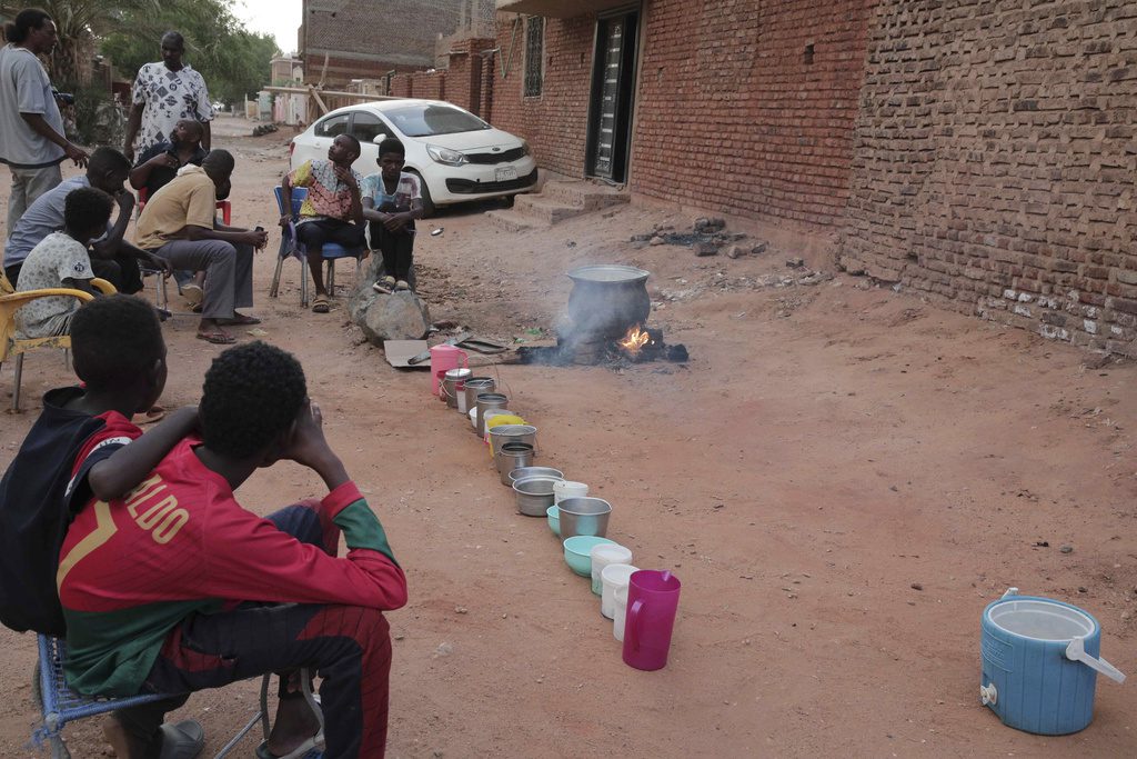 Σουδάν: 2,5 εκατ. πρόσφυγες και εκτοπισμένοι – Πτώματα στους δρόμους του Νταρφούρ
