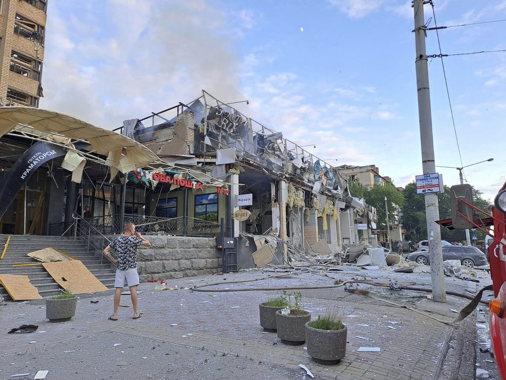 Πόλεμος στην Ουκρανία: 8 νεκροί, 56 τραυματίες από βομβαρδισμό εστιατορίου στο Κραματόρσκ (Photos)
