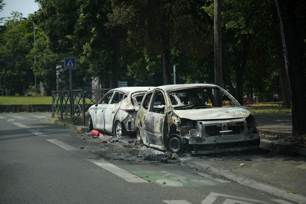 Γαλλία: Χάος και 150 συλλήψεις μετά τον θάνατο του 17χρονου – Έκτακτη σύσκεψη συγκαλεί ο Μακρόν (Video)