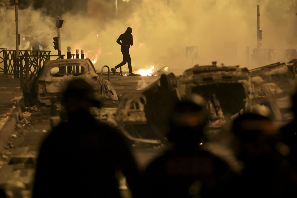 Φλέγεται η Γαλλία για τη δολοφονία του 17χρονου Ναέλ – Νεκρός 19χρονος, στους δρόμους 45.000 αστυνομικοί (Video)