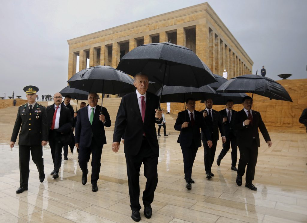 Ερντογάν: Θα… «σώσει τη δημοκρατία» προωθώντας συνταγματική αναθεώρηση