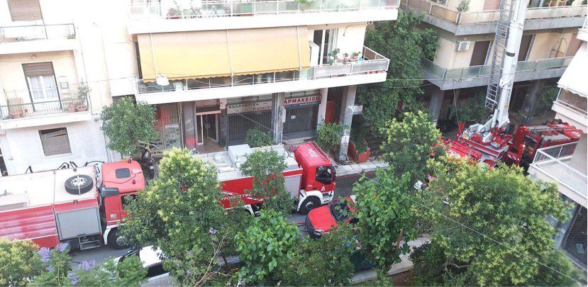 Φωτιά σε πολυκατοικία στο κέντρο της Αθήνας (Photos)