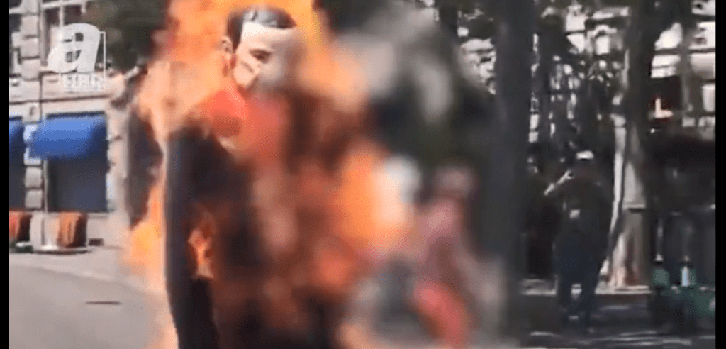 Ελβετία: Έκαψαν ομοίωμα του Ερντογάν στη Ζυρίχη (Video)