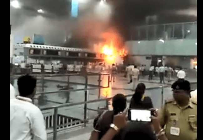 Ινδία: Μεγάλη φωτιά ξέσπασε στο αεροδρόμιο της Καλκούτας