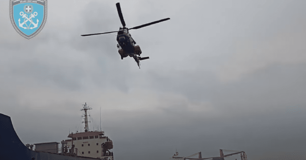 Σύγκρουση φορτηγών πλοίων στη Χίο – Μεγάλη επιχείρηση του Λιμενικού (Videos)