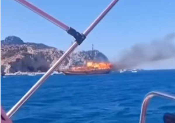 Ρόδος: Η στιγμή που το ημερόπλοιο τυλίγεται στις φλόγες – Σοκαριστικό βίντεο (Video)
