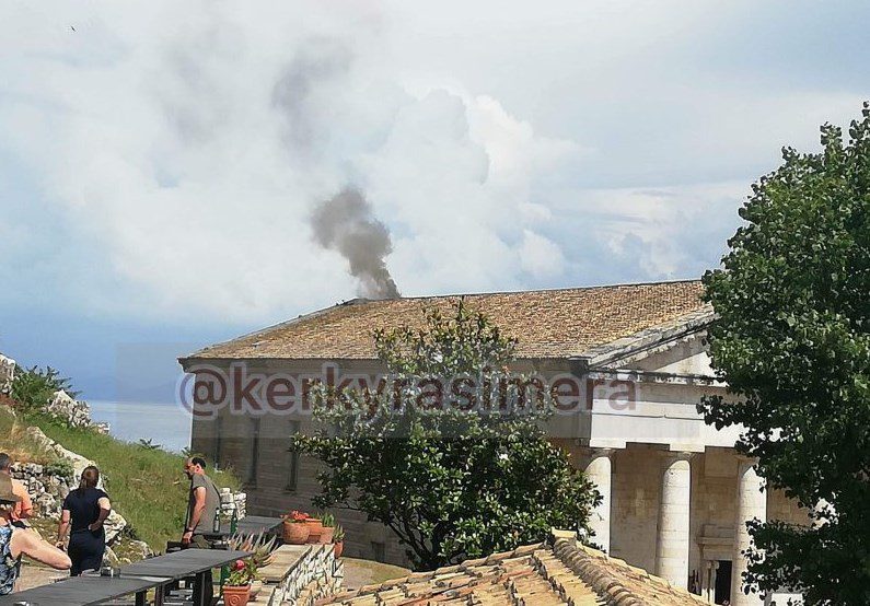 Κέρκυρα: Φωτιά στον ιερό ναό Αγίου Γεωργίου στο Παλαιό Φρούριο (Video)