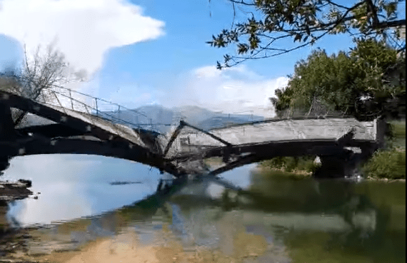 Άρτα: Κατέρρευσε ξύλινη γέφυρα στο Παραλίμνιο Πάρκο (Video)