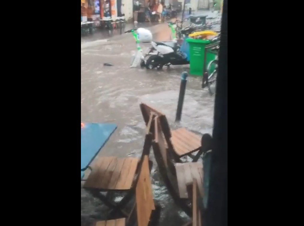 Οι σφοδρές βροχοπτώσεις που έπληξαν το Παρίσι μετέτρεψαν τους δρόμους σε… «ποτάμια» (Video)