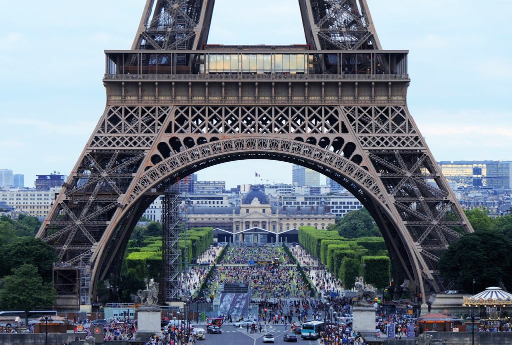 Γαλλία: Μειωμένοι φόροι για το 0,1% των πιο πλούσιων πολιτών