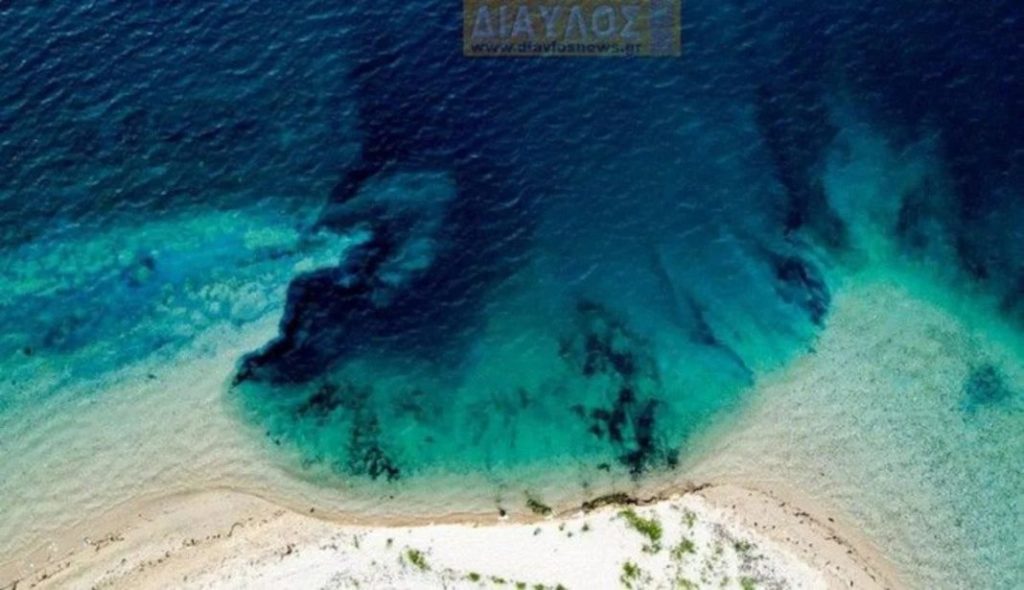Εύβοια: Απαγορεύτηκε το κολύμπι στην παραλία που βυθίστηκε από τον σεισμό των 4,8 Ρίχτερ